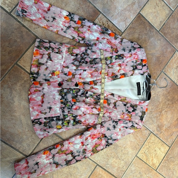 Luisa Cerano pink abstract fitted blazer. - Picture 2 of 4